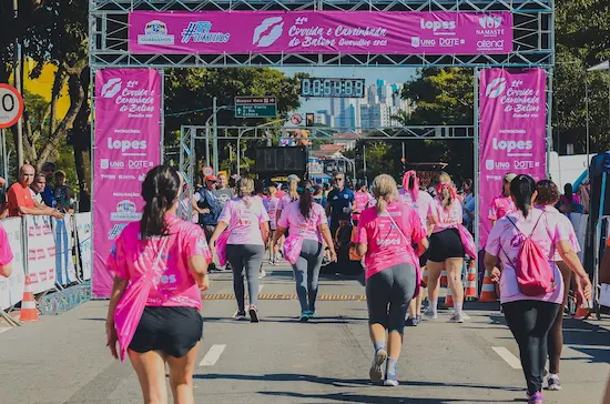 Participantes reunidas em uma edição da Corrida e Caminhada do Batom